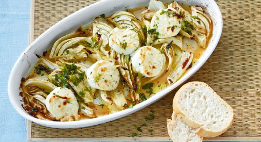 Überbackener Fenchel mit Ziegenkäse, ein köstliches Fenchel Rezept, garniert mit Petersilie und serviert mit Brot.