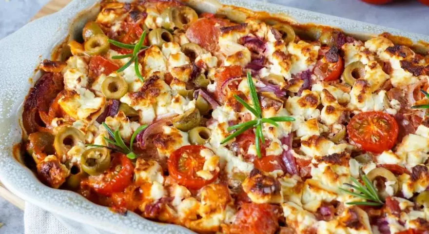 Ofengericht mit Tomaten, Oliven, Feta und Zwiebeln – perfekte partyrezepte aus dem ofen zum vorbereiten.