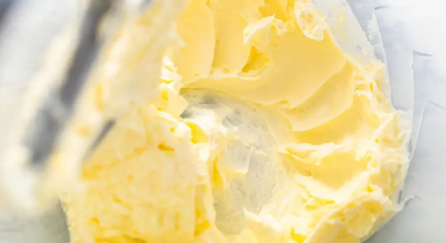 Cremige Buttercreme mit Pudding, perfekt für Kuchenfüllungen und Dekorationen.