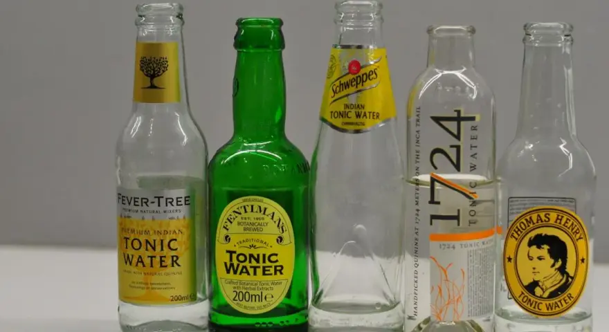 Fünf Flaschen Tonic Water: Fever-Tree, Fentimans, Schweppes, 1724 und Thomas Henry. Sie zeigen, nach was Tonic Water schmeckt: herb-bitter, erfrischend, mit Zitrus- und Kräuternoten.