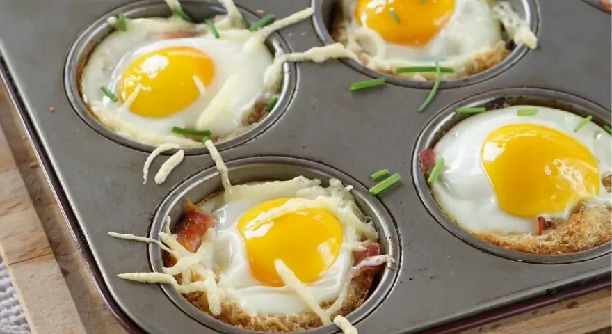 Leckere Osterbrunch Ideen: Gebackene Eier in Muffinform mit Speck, Käse und Schnittlauch.