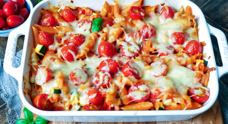 Ein köstlicher, überbackener Auflauf vegetarisch mit Penne, Kirschtomaten und geschmolzenem Käse.