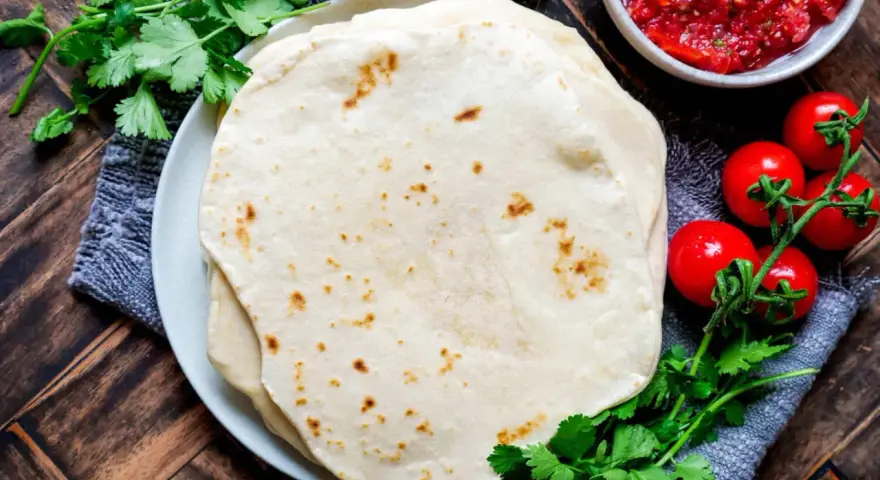 Frische Tortillas, perfekt zum wraps selber machen. Dazu Salsa, Kirschtomaten, Limetten und Koriander.