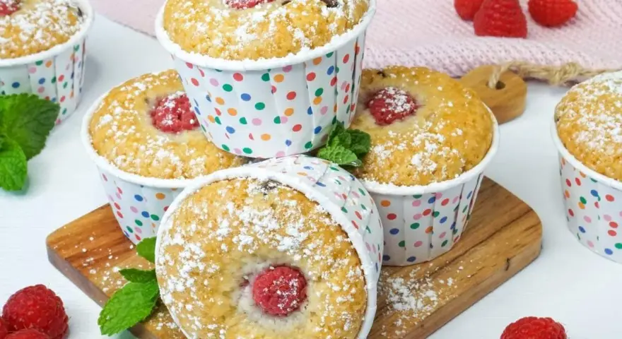 Leckere Muffins mit Himbeeren, bestäubt mit Puderzucker. Perfekt zum ei ersatz backen und Genießen.
