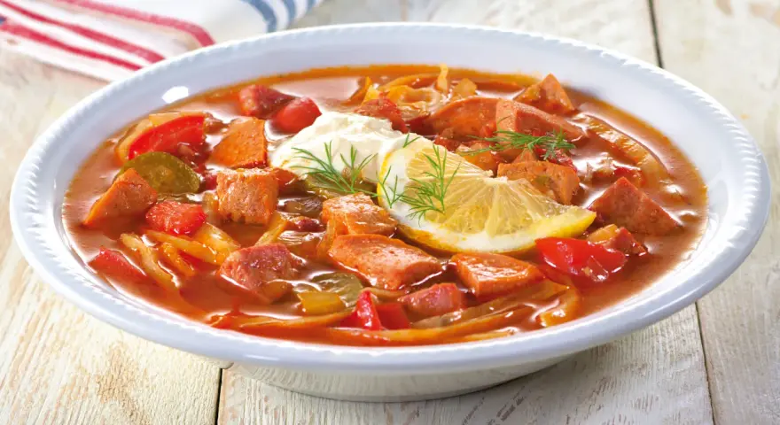 Herzhafte Soljanka mit Wurst, Gemüse und einem Klecks Sahne. Ein tolles Soljanka Rezept für kalte Tage.