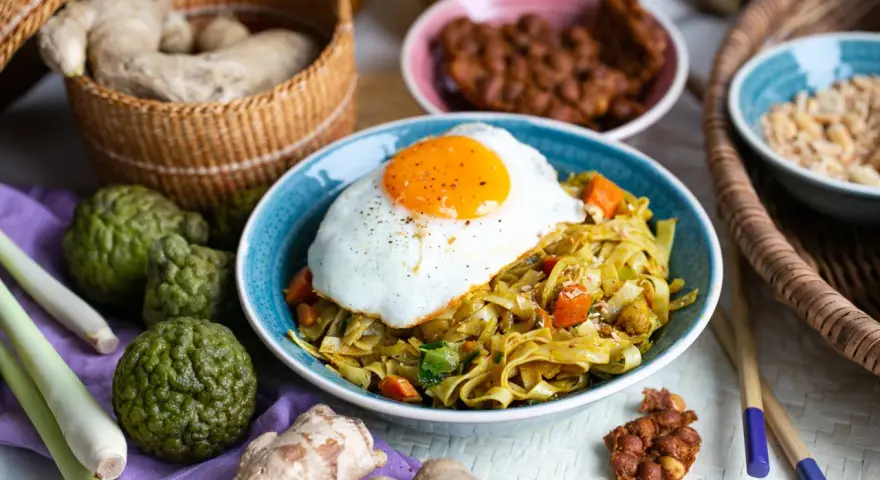 Bami Goreng mit Spiegelei, Ingwer, Kaffirlimetten und Zitronengras. Ein Fest für die Sinne!