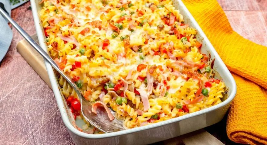 Ein köstlicher, schneller Auflauf ohne Vorkochen mit Nudeln, Schinken, Erbsen und Paprika, überbacken mit Käse.