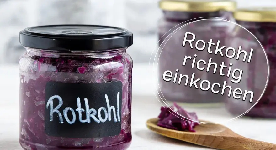 Gläser mit Rotkohl, bereit zum Rotkohl einkochen. Ein Löffel mit Rotkohl liegt daneben.