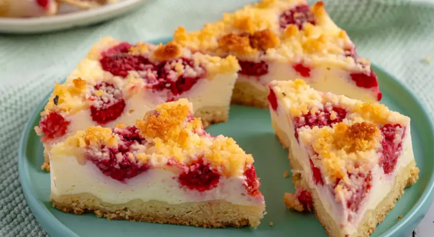 Saftiger Himbeer Streuselkuchen mit cremigem Käsekuchenbelag und knusprigen Streuseln. Ein Genuss für jeden Kaffeetisch.