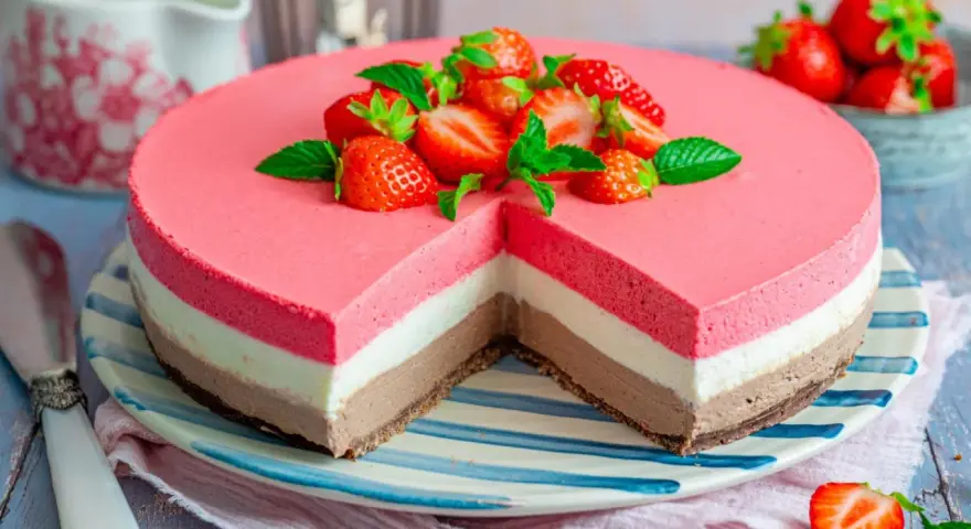 Dreischichtiger no bake kuchen mit Erdbeeren und Minze. Ein Traum aus Frucht, Creme und Schokolade, der keine Hitze braucht.