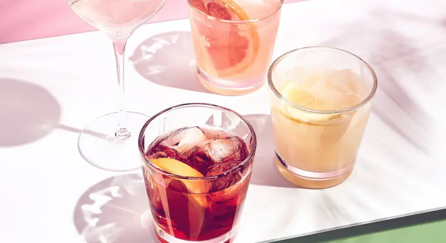 Erfrischende, einfache Cocktails mit Eis und Fruchtgarnitur. Perfekt für einen sonnigen Nachmittag.
