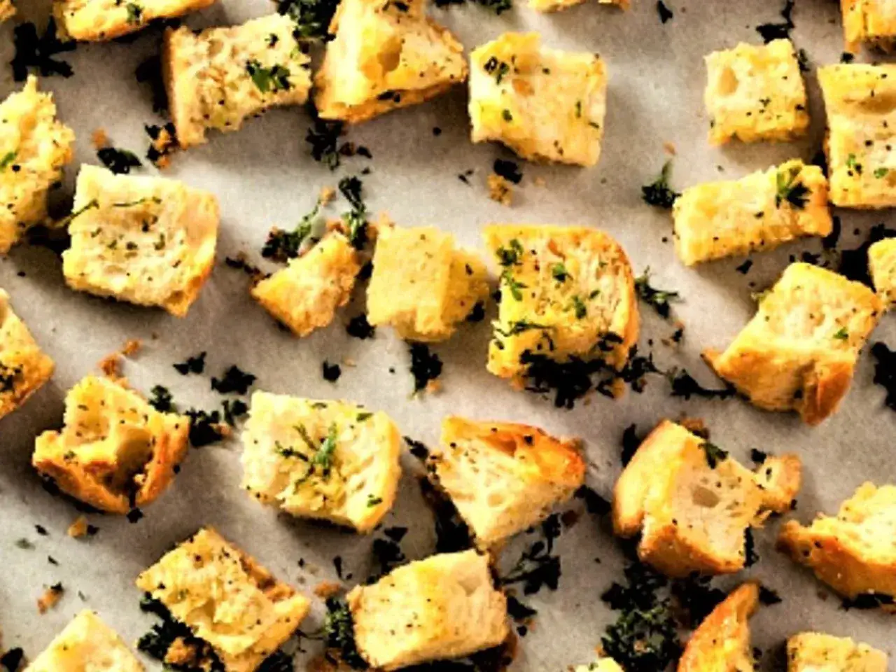 Goldbraune, knusprige Brotwürfel mit Kräutern – perfekt zum Salat. So einfach kannst du croutons selber machen!