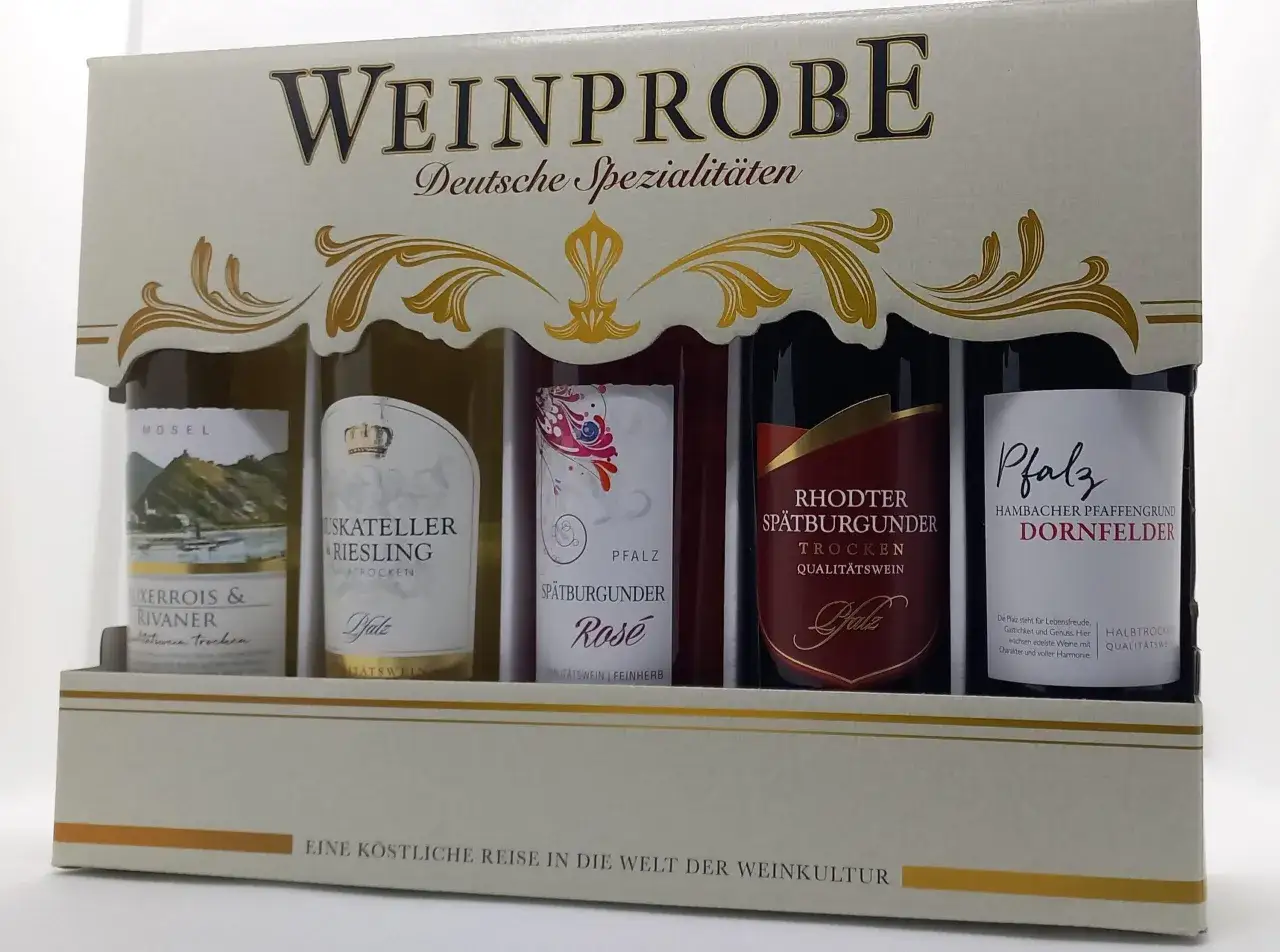 Weinprobe-Set mit vier deutschen Weinen: ein Cuvée aus Auxerrois & Rivaner, ein Muskateller Riesling, ein Spätburgunder Rosé und ein Dornfelder.