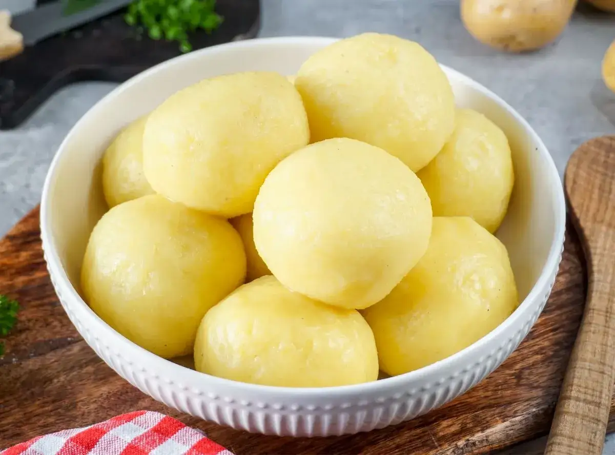 Schüssel mit goldgelben Kartoffelklößen, perfekt für ein herzhaftes Kartoffelklöße Rezept.