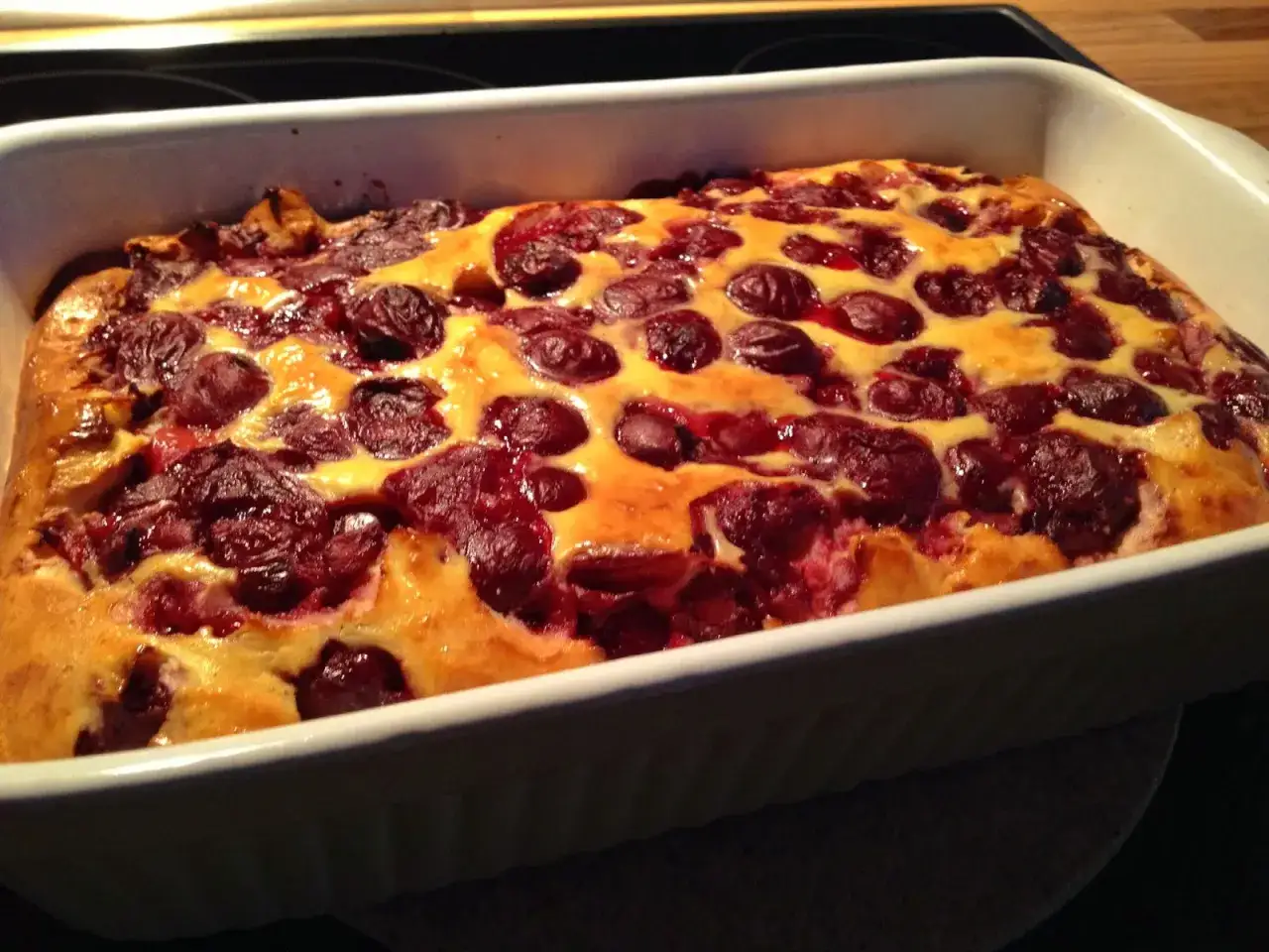 Frisch gebackener Kirschauflauf im Ofen, bereit zum Servieren. Ein köstliches Kirschauflauf Rezept, das jeden begeistert.