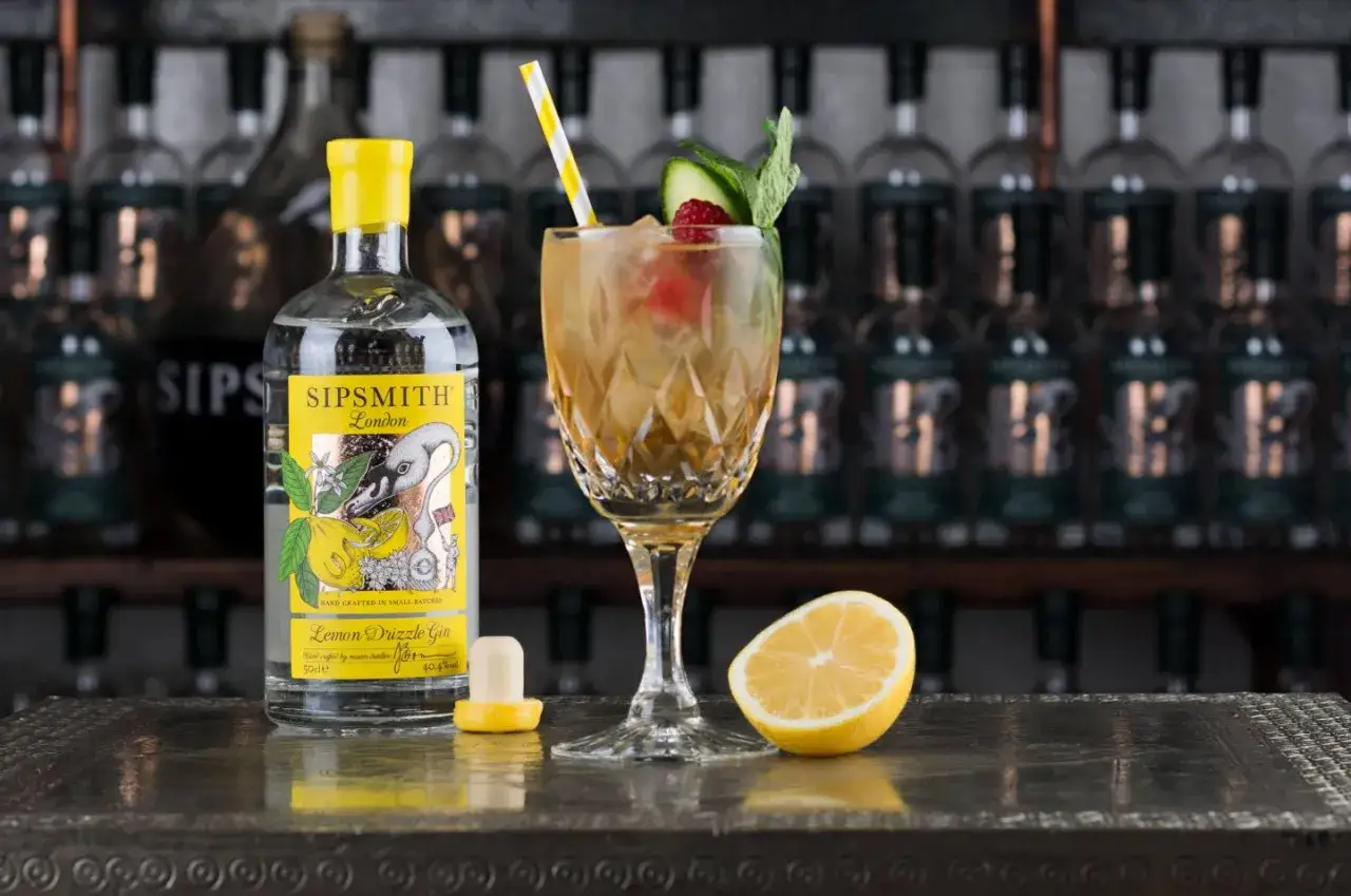 Ein Sipsmith Lemon Drizzle Gin mit einem erfrischenden Cocktail, garniert mit Gurke und Minze. Perfekt für einen Gin-Tee-Moment.