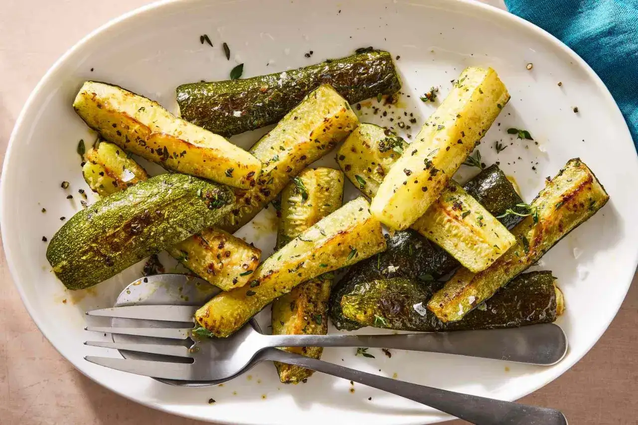 Gegrillte Zucchini-Spalten, perfekt für schnelle zucchini rezepte schnell backofen. Mit Kräutern und Gewürzen verfeinert.