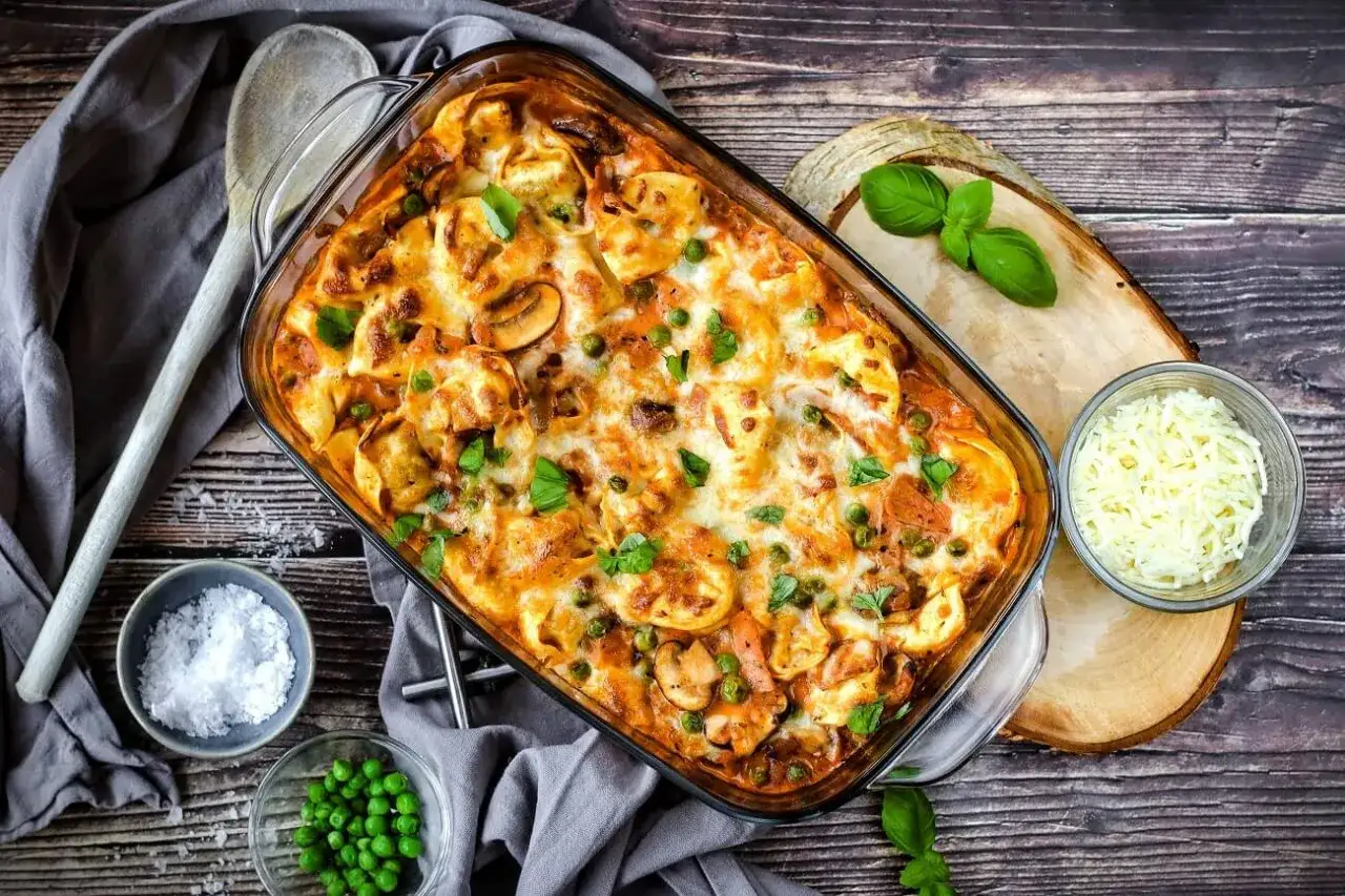 Herzhafter Tortellini Auflauf mit Pilzen und Erbsen, überbacken mit Käse. Ein Genuss für die ganze Familie!