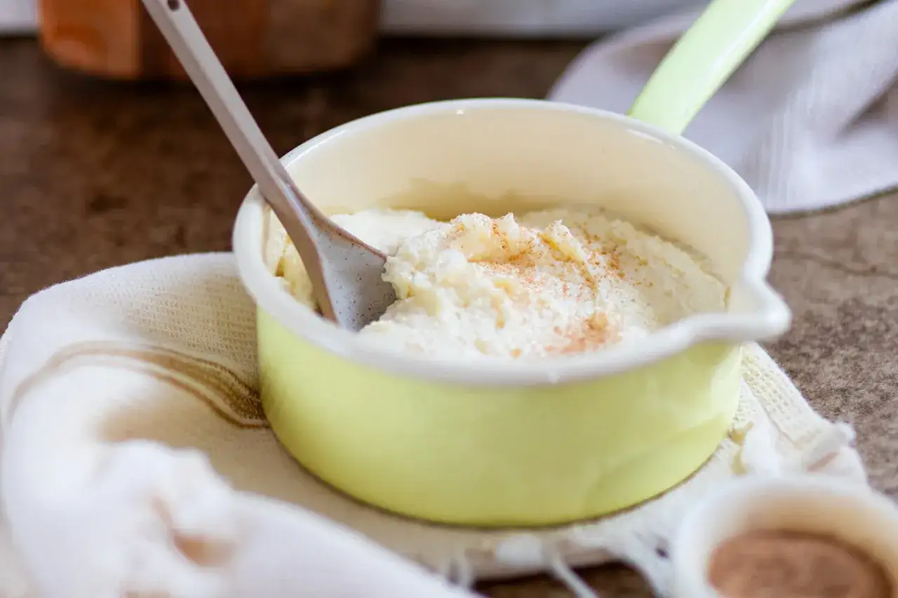 Cremiger Grießbrei mit Zimt, perfekt für ein schnelles Grießbrei Rezept. Ein Löffel steckt darin, bereit zum Genießen.
