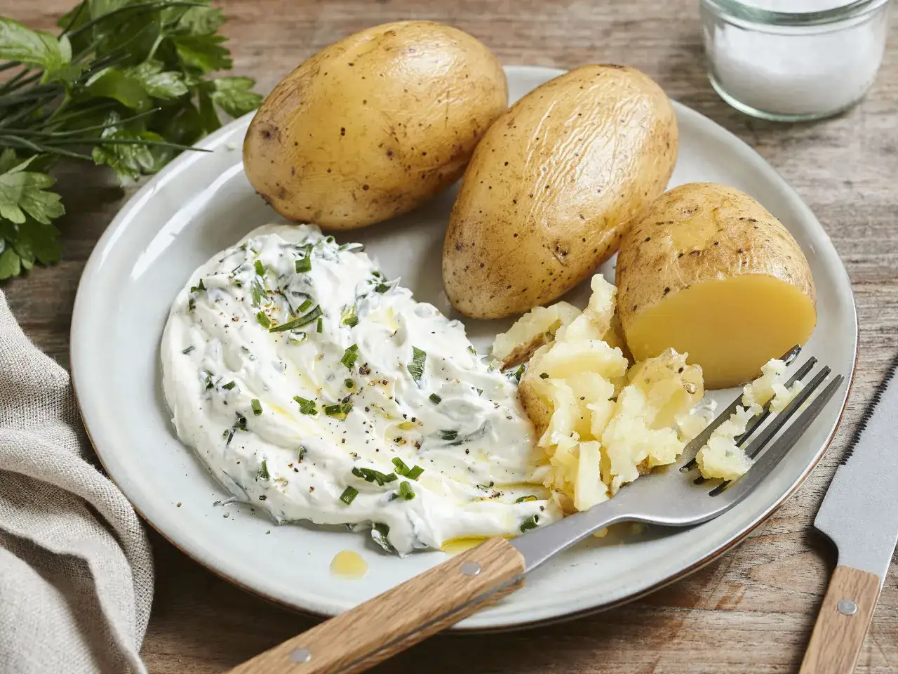 Kartoffeln mit Quark und frischen Kräutern, ein Klassiker für jeden Tag.