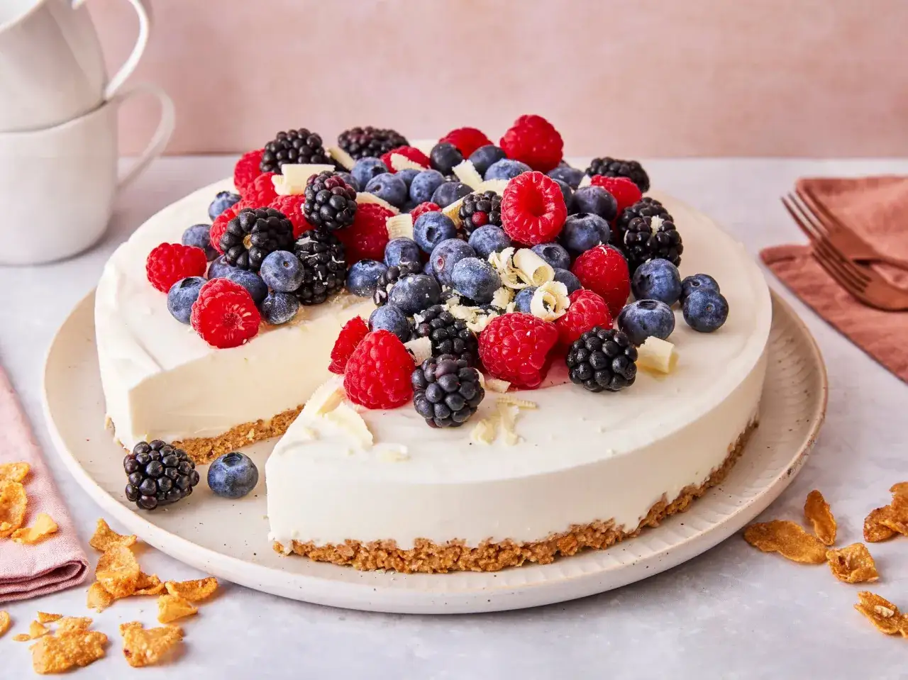 Eine erfrischende Sommertorte, üppig belegt mit frischen Beeren und weißen Schokostückchen. Perfekt für heiße Tage!