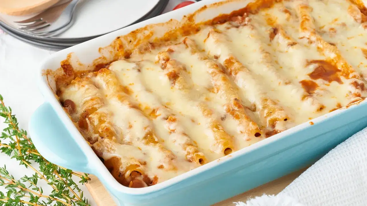 Überbackene Cannelloni mit geschmolzenem Käse, ein köstliches Cannelloni Rezept, bereit zum Servieren.