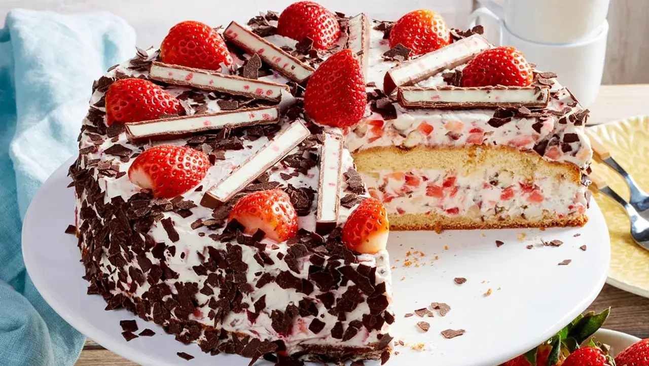 Eine köstliche Yogurette Torte mit frischen Erdbeeren und Schokostückchen, bereit zum Genießen.