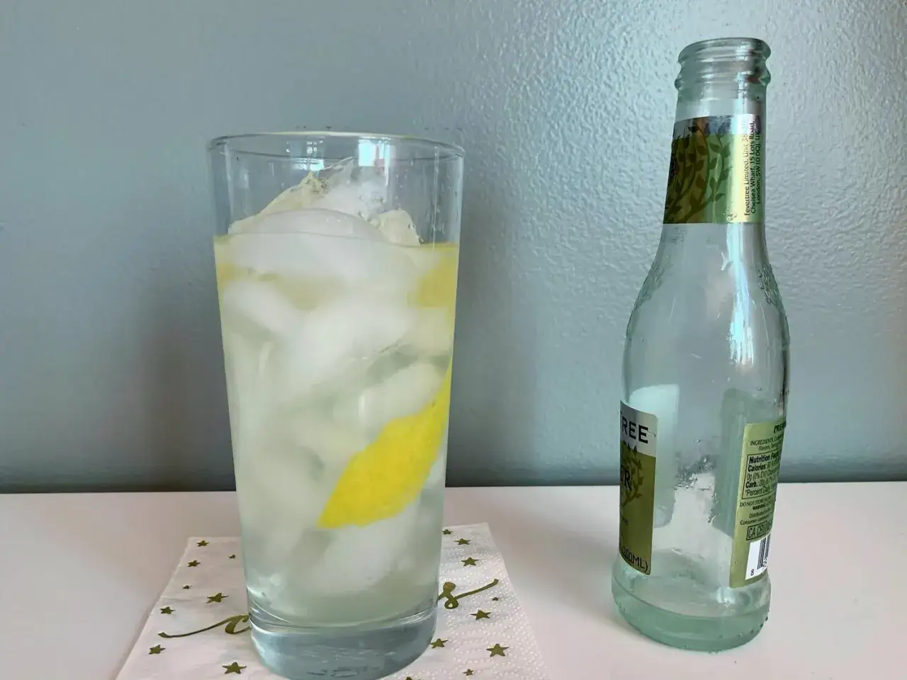 Erfrischendes Tonic Water mit Zitrone und Eis. Ein Schluck verrät, nach was schmeckt Tonic Water: leicht bitter, herb und zitrusartig.
