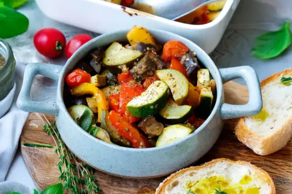 Herzhaftes Ratatouille mit Zucchini, Aubergine und Paprika, serviert in einer Schüssel mit Brot. Perfekt für Ratatouille Rezepte.