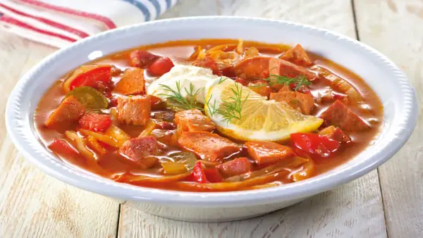 Herzhafte Soljanka mit Wurst, Gemüse und einem Klecks Sahne. Ein tolles Soljanka Rezept für kalte Tage.