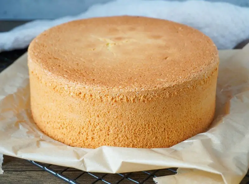 Perfekter Biskuitboden, ideal für jedes biskuitboden rezept. Locker und goldbraun gebacken, wartet er darauf, verziert zu werden.