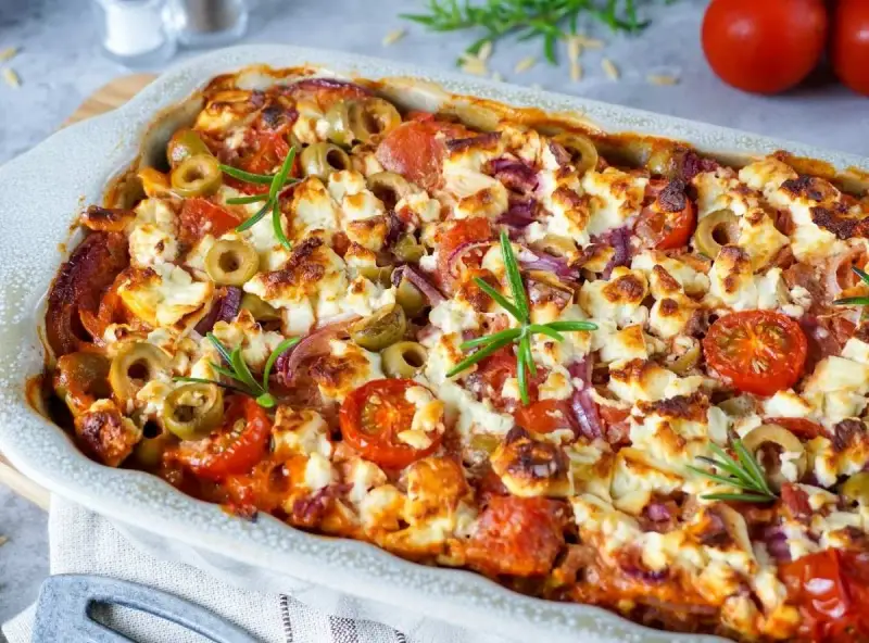 Ofengericht mit Tomaten, Oliven, Feta und Zwiebeln – perfekte partyrezepte aus dem ofen zum vorbereiten.